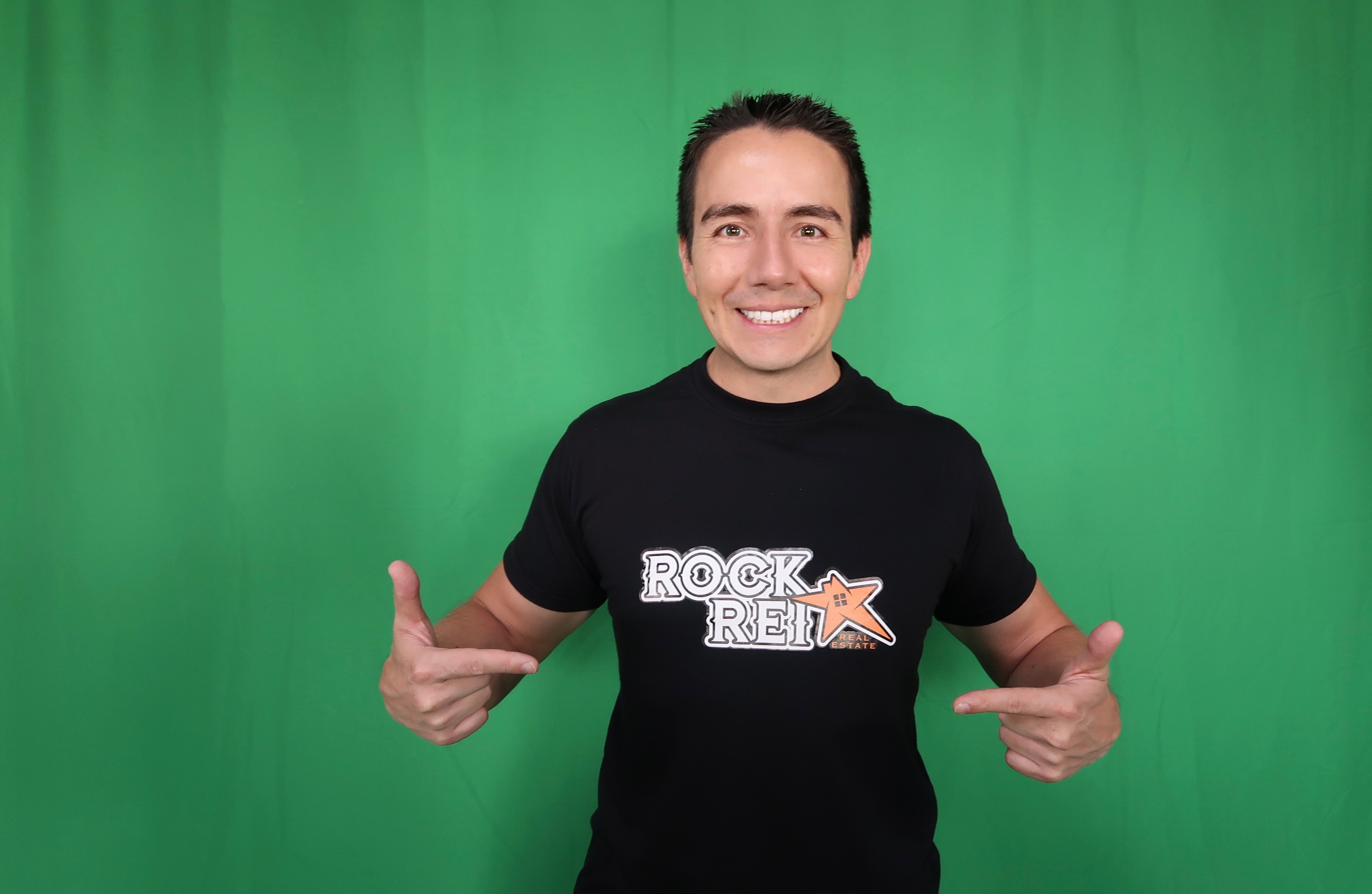 Frans Calderon wearing a ROCKREI shirt